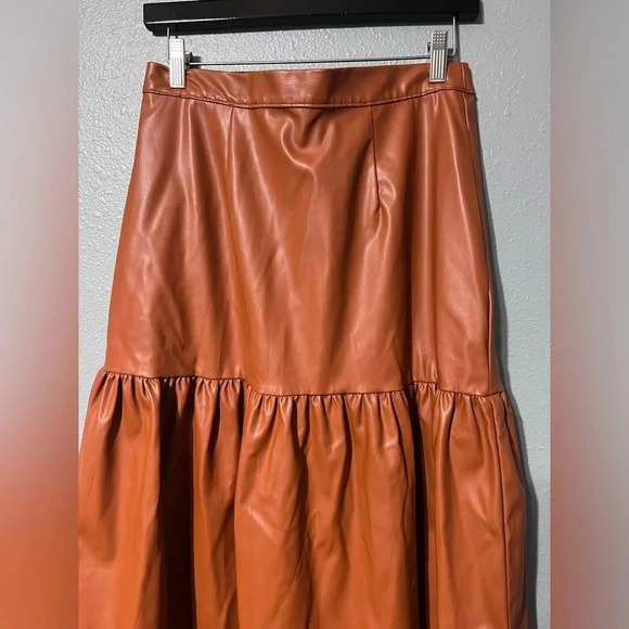 Who What Wear Faux Leather Skirt Sz MED Brown/Tan Chic Wine Tasting Girls Night - Picture 3 of 4